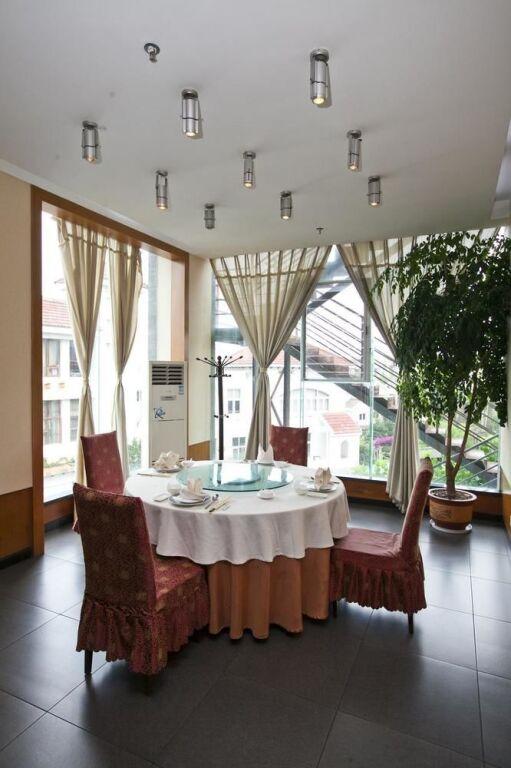 Куньмин: Dianchi Jinya Restaurant