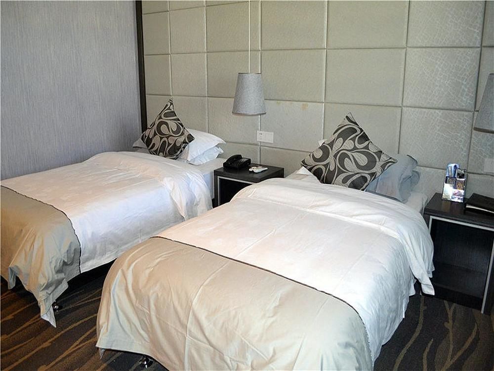 Урумчи: Super 8 Hotel (Urumqi Heping Metropolis People's Cinema)