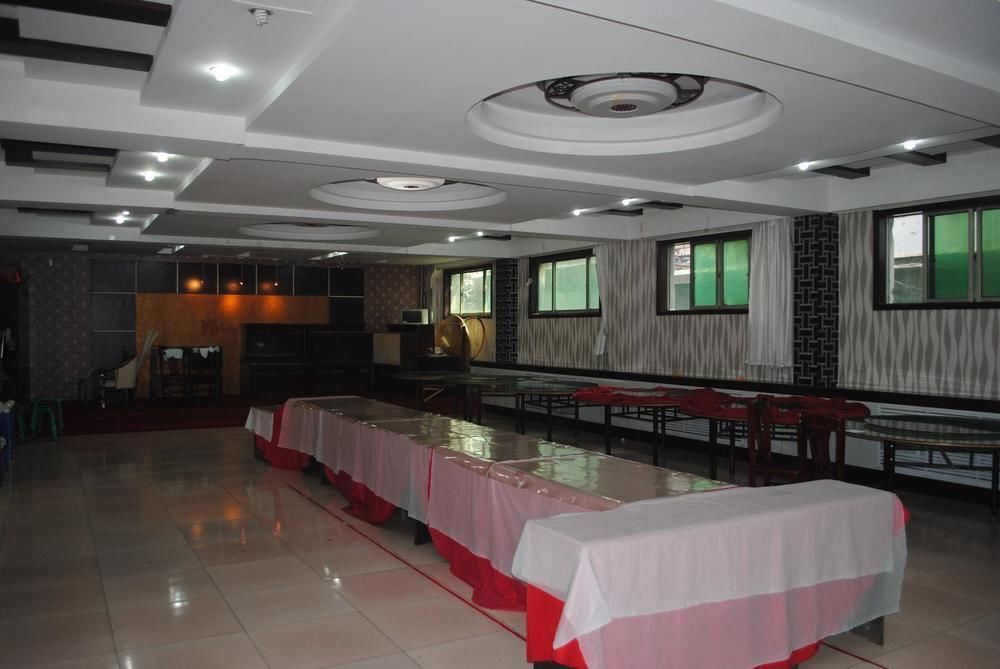 Цзинин: City Garden Hotel