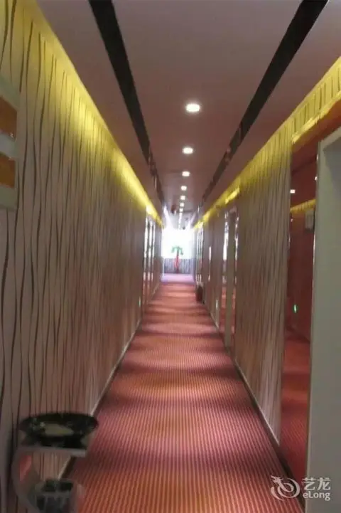 Цзинин: Thank Inn Plus Hotel Shandong Jining Zoucheng Red Star Macalline