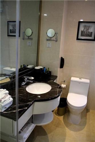Синьян: Vienna Hotel Xinyang Pingqiao Century Plaza Store