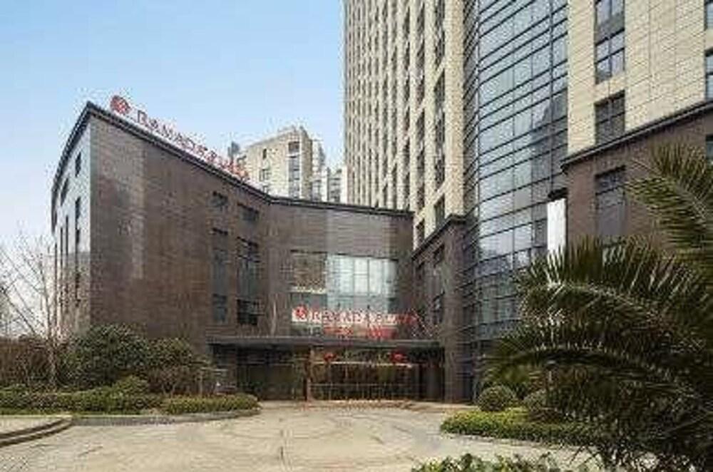 Чанчжоу: Ramada Plaza Suites Hotel Changzhou