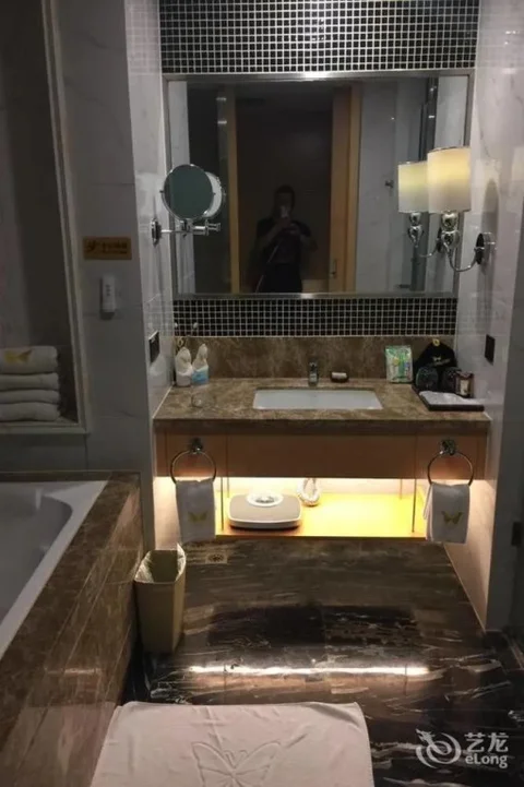 Вэйнань: Mesa International Hotel