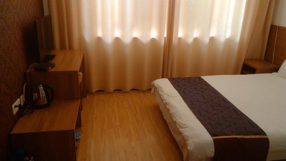 Цзыбо: Yikejia Hotel