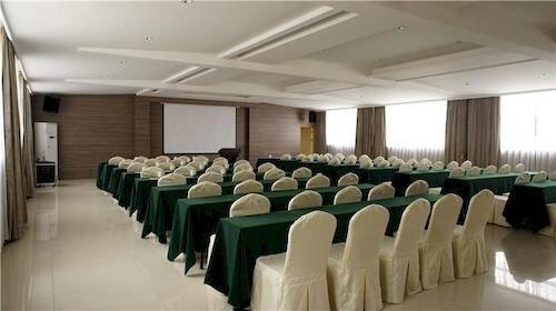 Шанграо: Peninsula International Hotel