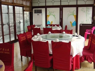 Чжэнчжоу: Shaoshi Shanzhai Inns and Hotel