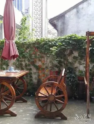 Шанхай: Shenfu Yard Inn
