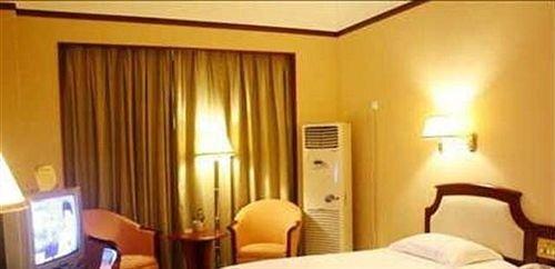 Дунъян: Tourism Hotel