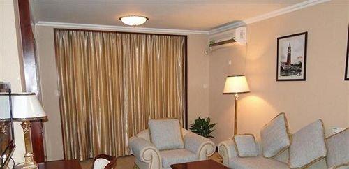 Дунъян: Tourism Hotel