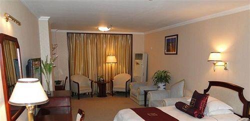 Дунъян: Tourism Hotel