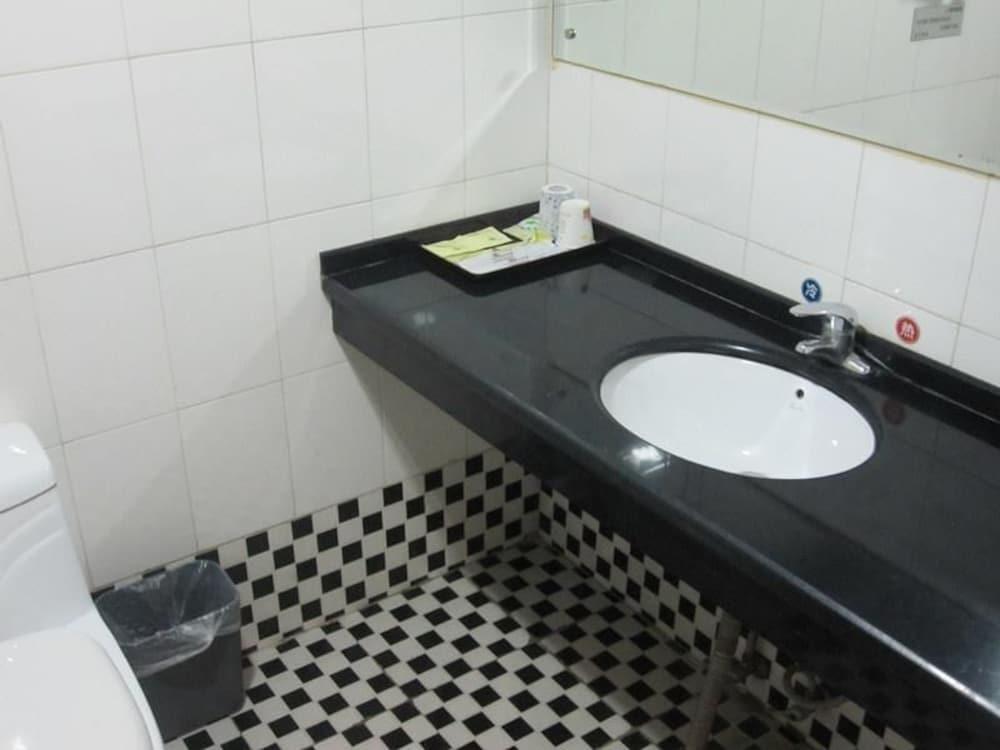 Ухань: Jiuzhou Business Hotel