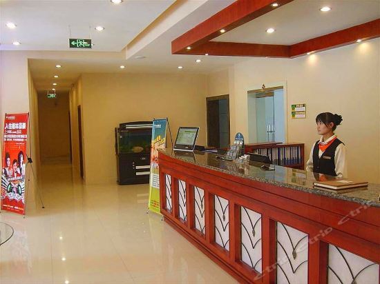 Цзинин: Greentree Inn Jining Railway Station Hotel
