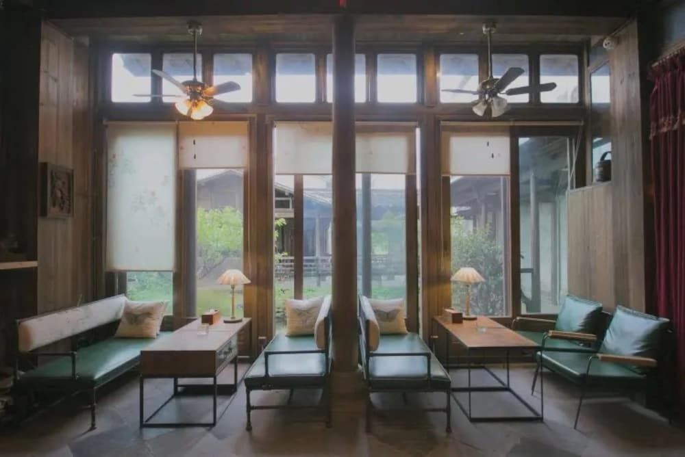 Хуаншань: Pig's Inn (Yi County Bishan)