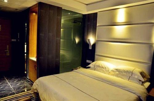 Фошань: Yilai Hotel (Foshan Dali Fengchi aluminum market store)