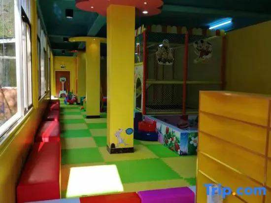 Хойчжоу: New Taoyuan Mountain Village
