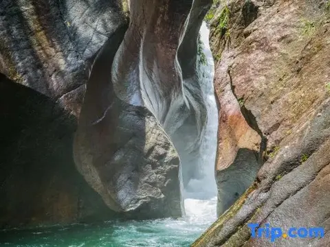 Хойчжоу: New Taoyuan Mountain Village