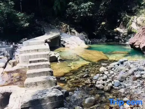Хойчжоу: New Taoyuan Mountain Village