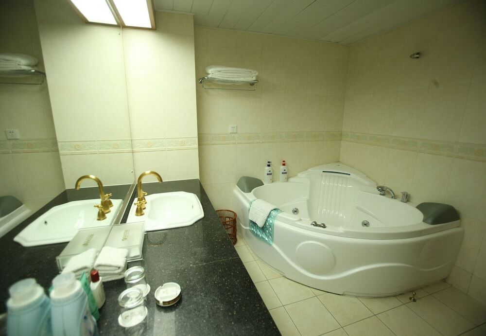 Иньчуань: Century Hotel