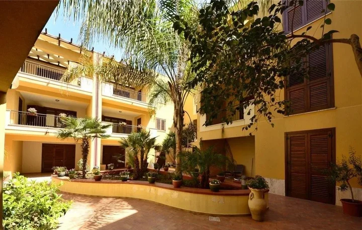 Линьи: Labour Building Commercial Hotel