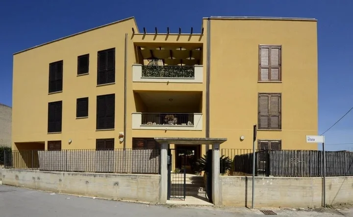 Линьи: Labour Building Commercial Hotel