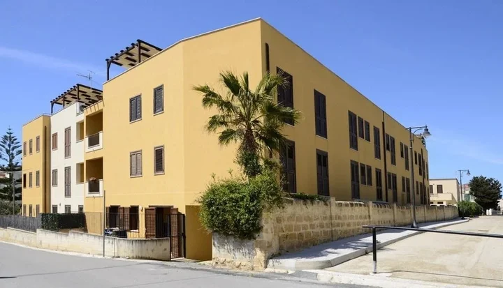 Линьи: Labour Building Commercial Hotel