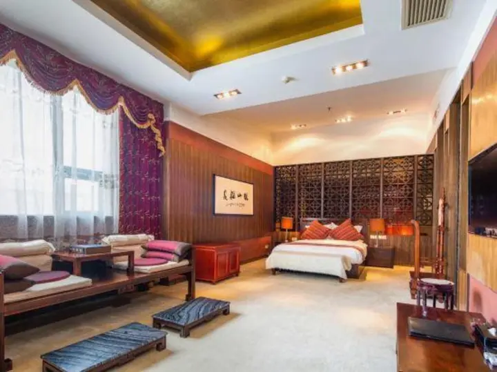 Синин: Holiday Dynasty Hotel