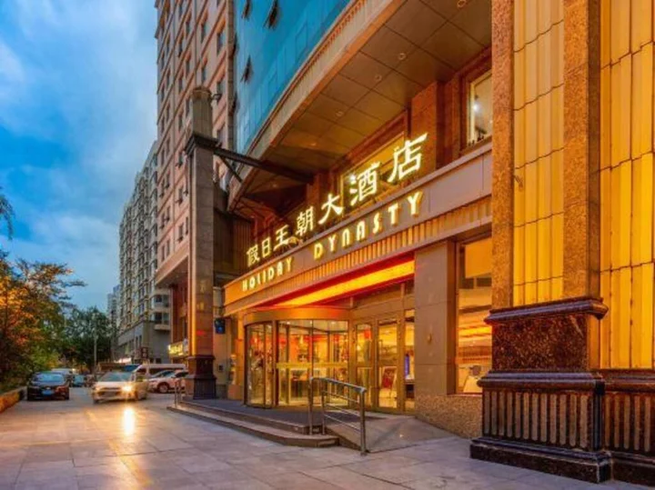 Синин: Holiday Dynasty Hotel