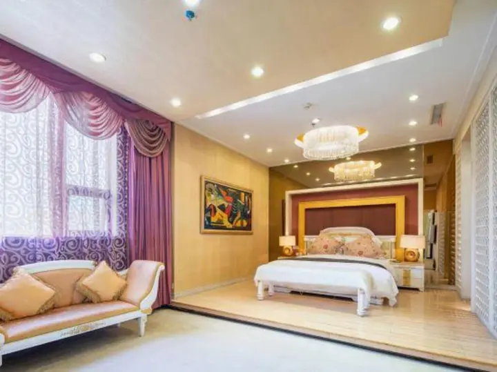 Синин: Holiday Dynasty Hotel