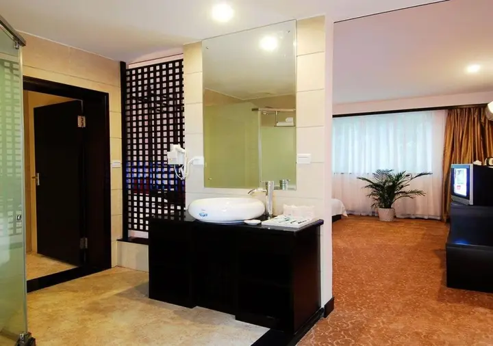 Яншо: Huating Holiday Inn
