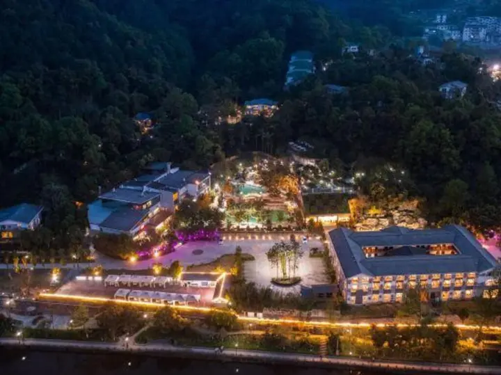 Чунцин: Chongqing White-collars East Hotspring Hotel