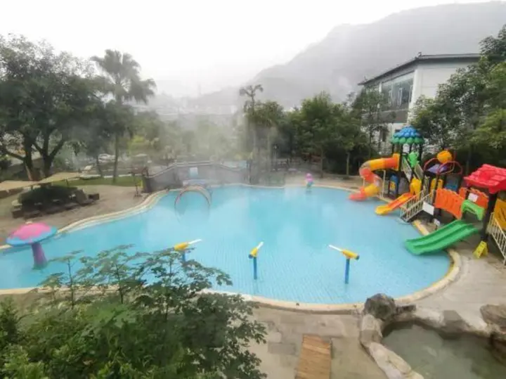 Чунцин: Chongqing White-collars East Hotspring Hotel
