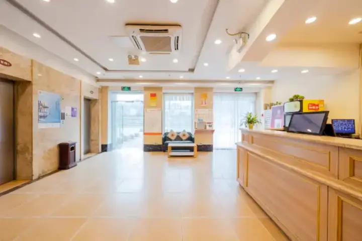 Чунцин: Home Inn Chongqing Lianglukou Station