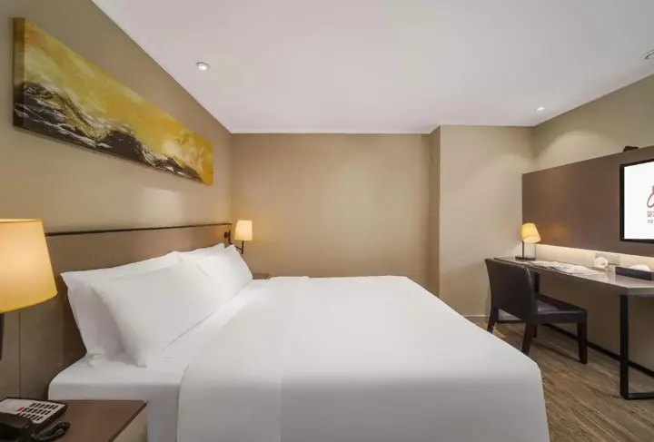 Гуйлинь: Homeinn Plus Hotel (Guilin Railway Station Xiangbishan Park)