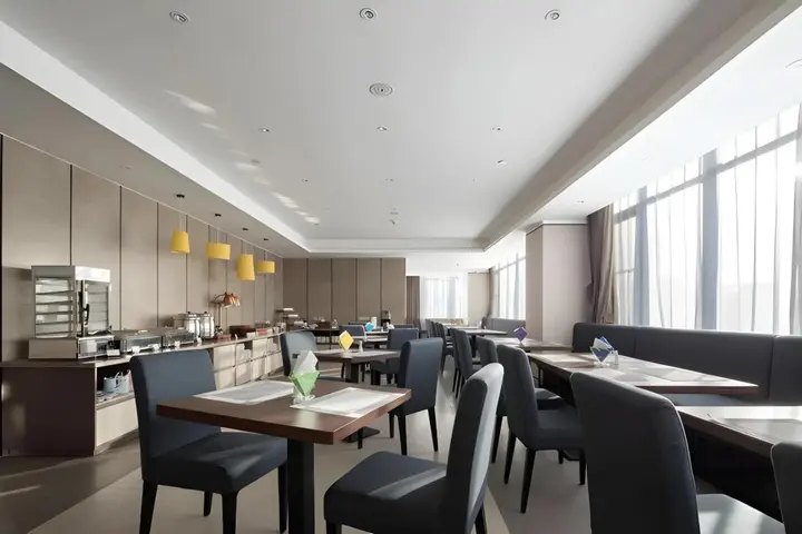 Гуйлинь: Homeinn Plus Hotel (Guilin Railway Station Xiangbishan Park)