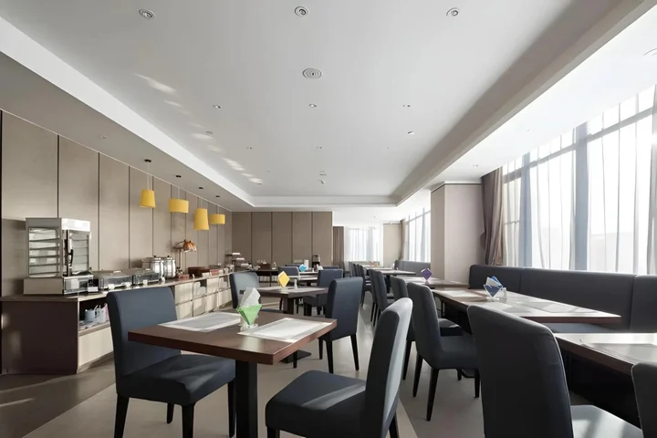 Гуйлинь: Homeinn Plus Hotel (Guilin Railway Station Xiangbishan Park)