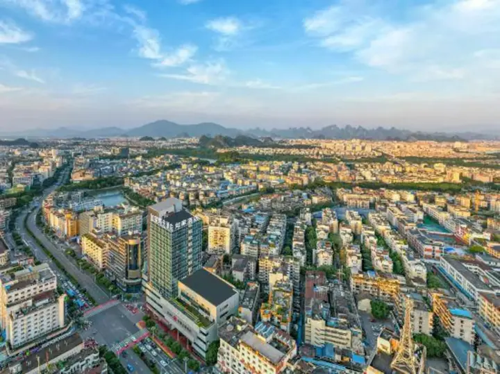 Гуйлинь: Homeinn Plus Hotel (Guilin Railway Station Xiangbishan Park)
