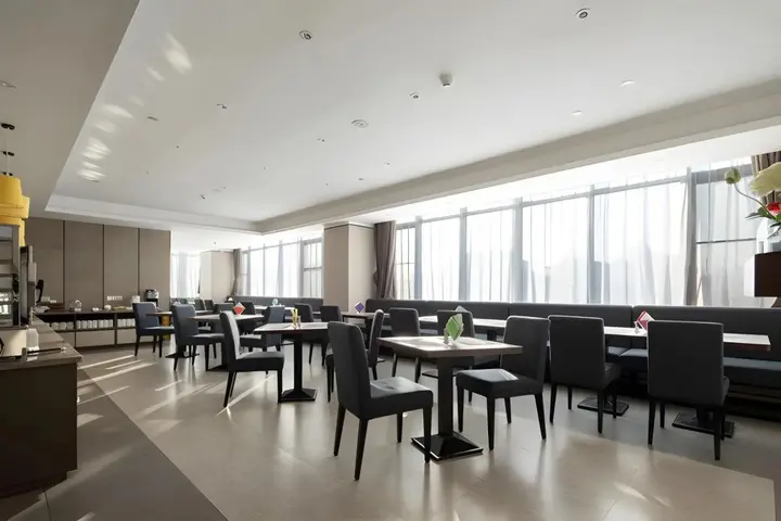 Гуйлинь: Homeinn Plus Hotel (Guilin Railway Station Xiangbishan Park)