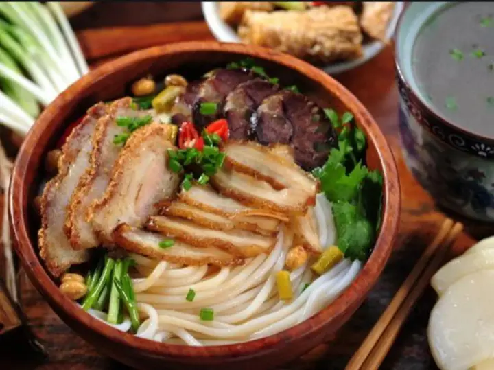 Гуйлинь: Homeinn Plus Hotel (Guilin Railway Station Xiangbishan Park)