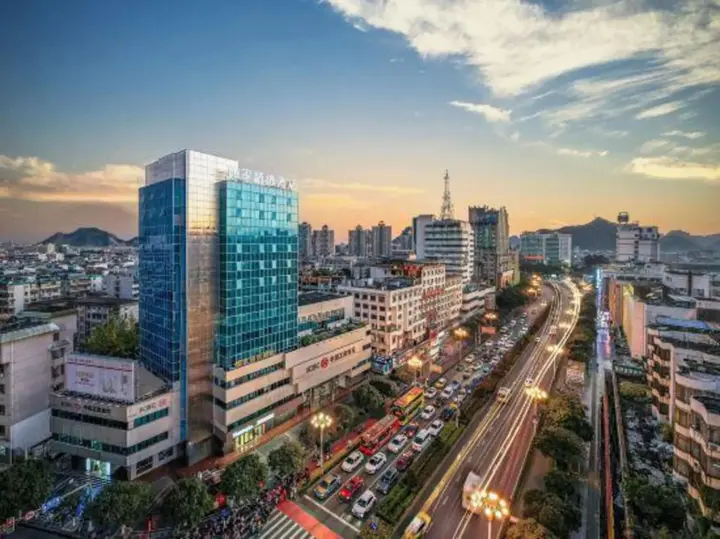 Гуйлинь: Homeinn Plus Hotel (Guilin Railway Station Xiangbishan Park)