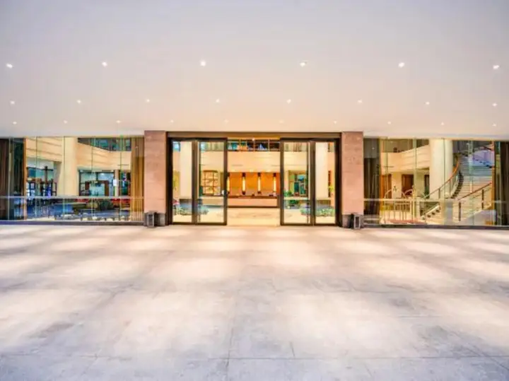 Haikou Weihao Hot Spring Hotel (Provincial Government Riyue Square) — фото 1