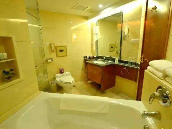 Синъи: Green Lake Hotel Jinzhou
