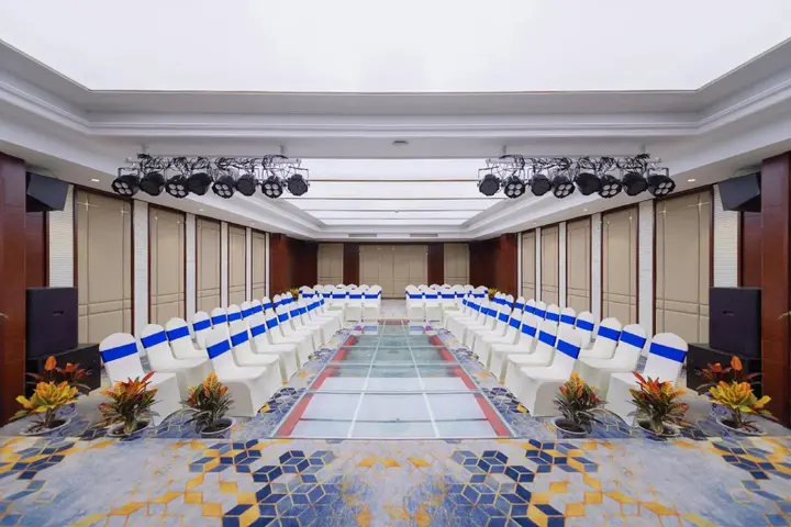 Шиянь: Royal Holiday Hotel (Wuyan Military District Headquarters Branch)