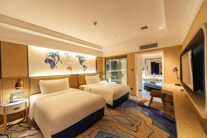 Шиянь: Royal Holiday Hotel (Wuyan Military District Headquarters Branch)