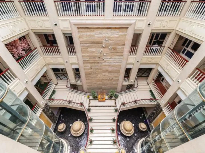 Шиянь: Royal Holiday Hotel (Wuyan Military District Headquarters Branch)