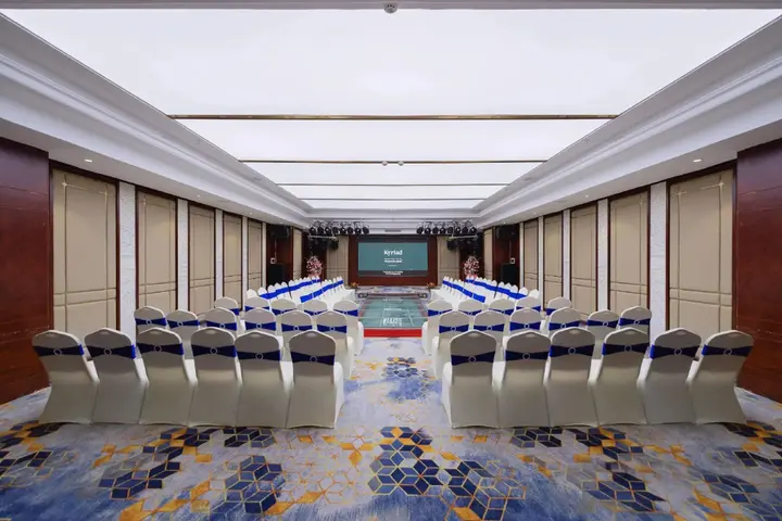 Шиянь: Royal Holiday Hotel (Wuyan Military District Headquarters Branch)