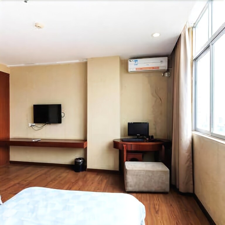Янгиианг: Yangjiang Poli Holiday Hotel (Jiangcheng Yueyun Bus Terminal)