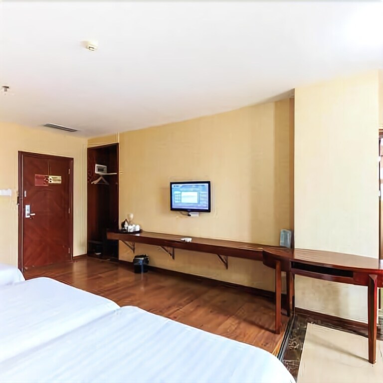 Янгиианг: Yangjiang Poli Holiday Hotel (Jiangcheng Yueyun Bus Terminal)