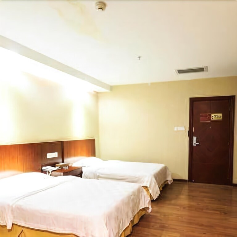Янгиианг: Yangjiang Poli Holiday Hotel (Jiangcheng Yueyun Bus Terminal)