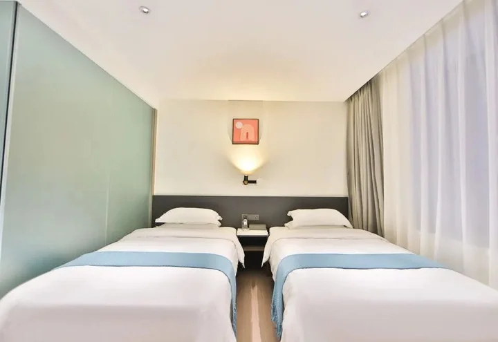 Яньцзи: Holiday Inn Golden Hyatt (Yanji Yanbian University Department Store)