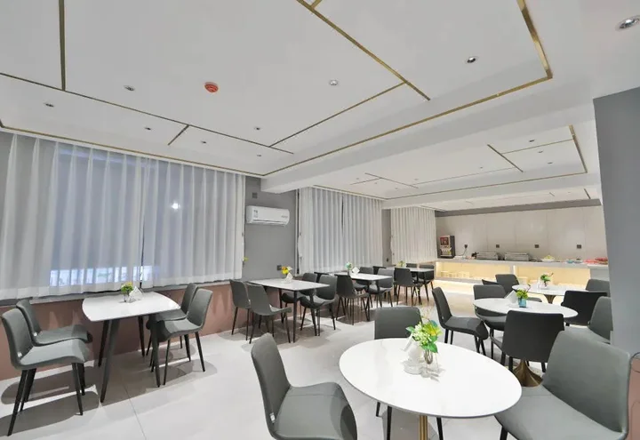 Яньцзи: Holiday Inn Golden Hyatt (Yanji Yanbian University Department Store)